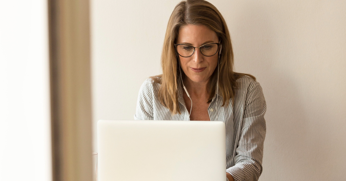 Person studies how to succeed in sales on laptop